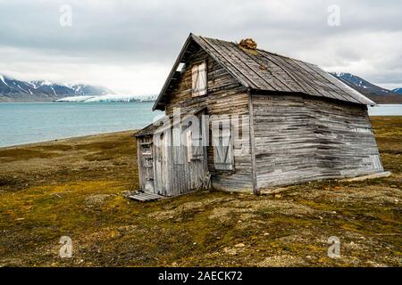 Walfang Hütte auf entfernten Arktischen Küste im Sommer. Ahlstrandhalvoya, Bellsund, Spitzbergen, Svalbard, Norwegen, Skandinavien Stockfoto