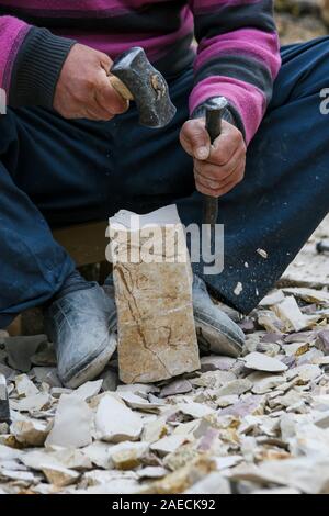 Mit Hammer und Murch, Stein - das Brechen der Arbeitnehmer Hände Stockfoto