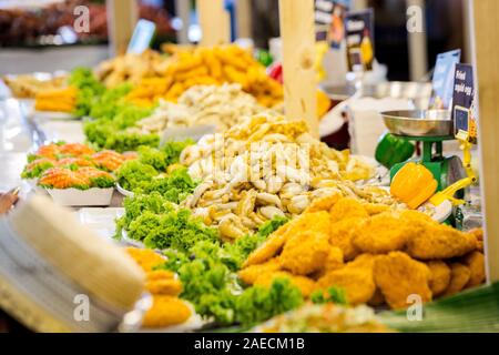 Street Food verkauft auf dem Markt in Bangkok. Salate aus Gemüse, Shrimps, Fleisch. Stockfoto