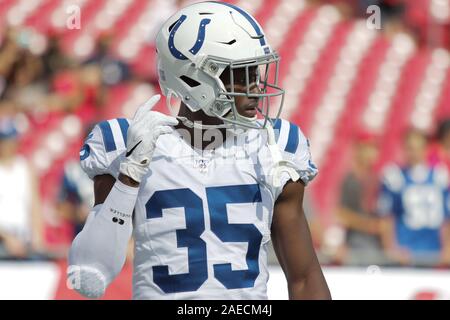 Tampa, Florida, USA. 8 Dez, 2019. Indianapolis Colts cornerback Pierre Desir (35) Aufwärmen vor dem NFL Spiel zwischen den Indianapolis Colts und die Tampa Bay Buccaneers bei Raymond James Stadium in Tampa, Florida statt. Andrew J. Kramer/Cal Sport Media/Alamy leben Nachrichten Stockfoto