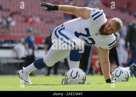 Tampa, Florida, USA. 8 Dez, 2019. Indianapolis Colts guard Braden Smith (72) erstreckt sich vor dem NFL Spiel zwischen den Indianapolis Colts und die Tampa Bay Buccaneers bei Raymond James Stadium in Tampa, Florida statt. Andrew J. Kramer/Cal Sport Media/Alamy leben Nachrichten Stockfoto