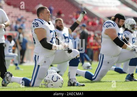 Tampa, Florida, USA. 8 Dez, 2019. Indianapolis Colts center Ryan Kelly (78) erstreckt sich vor dem NFL Spiel zwischen den Indianapolis Colts und die Tampa Bay Buccaneers bei Raymond James Stadium in Tampa, Florida statt. Andrew J. Kramer/Cal Sport Media/Alamy leben Nachrichten Stockfoto