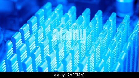 Makroaufnahme der Platine mit Widerständen Mikrochips und elektronische Komponenten. Computer Hardware Technologie. Integrierte Kommunikation Prozessor. Inf Stockfoto