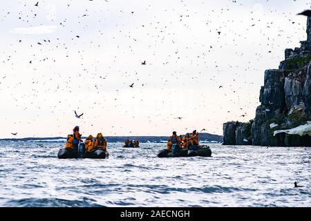 Abenteuer Kreuzfahrtpassagiere auf einem Gummi Sternzeichen schmuddelig Tour ein Eisberg in Spitzbergen, Norwegen im Juli Stockfoto