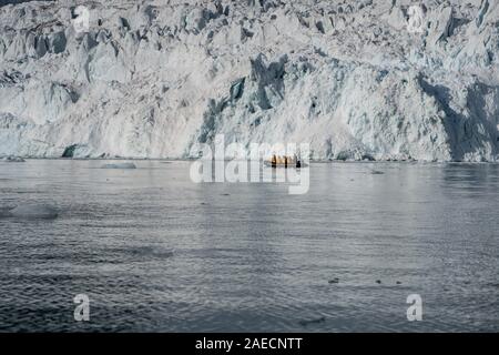 Abenteuer Kreuzfahrtpassagiere auf einem Gummi Sternzeichen schmuddelig Tour ein Eisberg in Spitzbergen, Norwegen im Juli Stockfoto