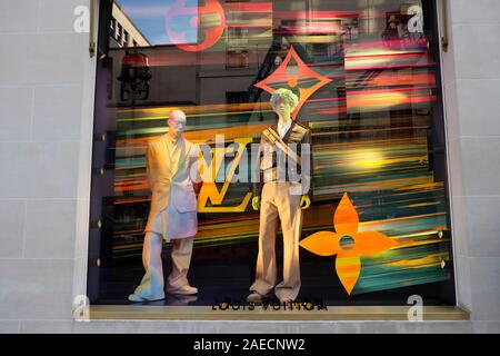 Louis Vuitton Schaufenster Anzeige an Ihren Flagship Store in New Bond Street, London Stockfoto ...