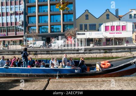 Touristen auf ein buntes Boot (MOLICEIRO) auf einem Kanal in Aveiro, Portugal Stockfoto