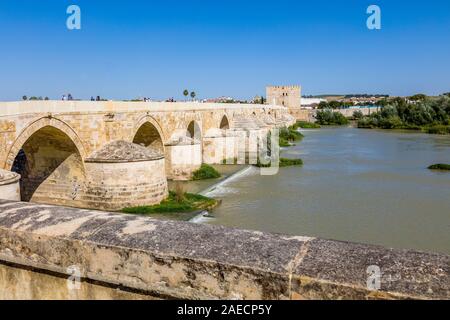 Die römische Brücke über den Fluss Guadalquivir, in Cordoba, in der Region Andalusien in Spanien Stockfoto