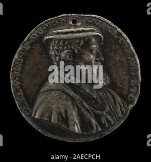 Eine deutsche Medaille aus dem 16. Jahrhundert, die Karl V., König von Spanien und Kaiser des Heiligen Römischen Reiches, zeigt Porträt, Inschriften, zeremonielle Symbole und Prägedetails. Stockfoto