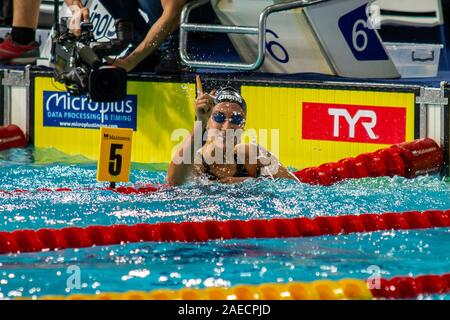 Glasgow, Schottland, Großbritannien. 8 Dez, 2019. Simona Quadarella von Italien feiert nach dem gewinnen Gold bei den Frauen 400 Meter Freistil Finale, während Tag 5 Der LEN Europäischen kurzen Kurs Schwimmen Meisterschaften 2019, in Tollcross International Swimming Center. Credit: Iain McGuinness/Alamy leben Nachrichten Stockfoto