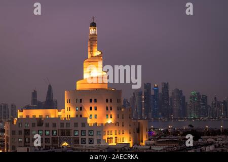 Fanar Moschee mit Skyline von DOha Stockfoto