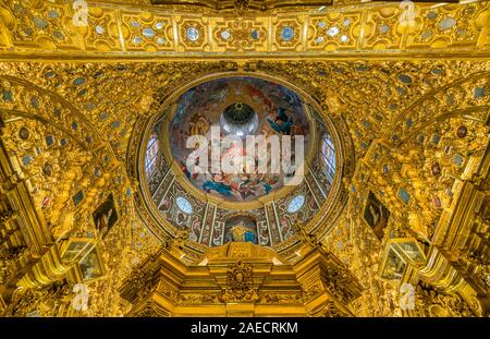 Fein golden verzierte Kuppel, die in der Basilika von San Juan de Dios in Andalusien, Granada, Spanien. Juni -03-2019 Stockfoto