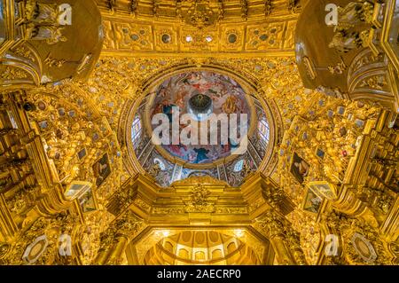 Fein golden verzierte Kuppel, die in der Basilika von San Juan de Dios in Andalusien, Granada, Spanien. Juni -03-2019 Stockfoto