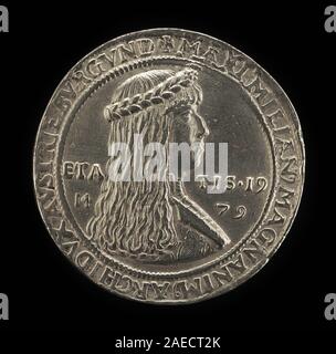 Eine Medaille oder Münze aus dem 16. Jahrhundert, die Maximilian I., Erzherzog von Österreich und Kaiser des Heiligen Römischen Reiches, zeigt sein Porträt auf der Vorderseite. Das Objekt zeigt detaillierte Gesichtsdarstellungen, Inschriften und Inschriften, die typisch für die deutsche oder österreichische Numismatik der Renaissance sind. Stockfoto