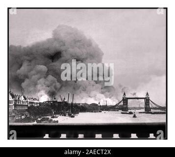 DAS London Blitz Vintage-Bild der TOWER BRIDGE aus den 40er Jahren wurde während des ersten Massenbombardierungsangriffs auf London am 7.. September 1940, der Szene in Londons docklands, aufgenommen. Die Tower Bridge (schwarz lackiert, um die Sichtbarkeit zu verringern) stand vor dem Hintergrund von Rauch und Bränden durch die Terroranschläge der deutschen Luftwaffe Stockfoto