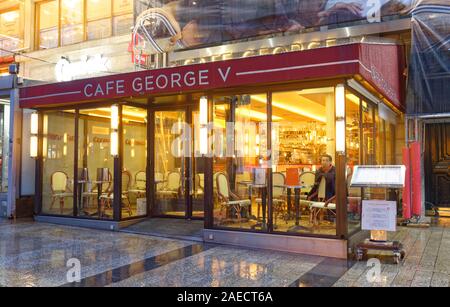 Auf der Avenue des Champs Elys es in Paris, Cafe George V ist ein traditionelles französisches Restaurant. Stockfoto