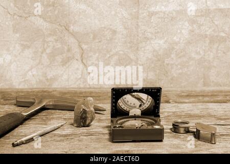 Tools Geologe auf einem Holztisch auf dem Hintergrund einer topographischen Karte. Hintergrund. Toning. Stockfoto