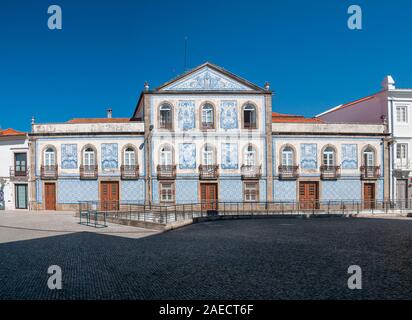 Casa de Santa Zita, Aveiro, Portugal AKA Palacete Visconde da Granja, Gebäude aus dem 19. Jahrhundert mit typischen bunten blau Keramik Fliesen bedeckt Als Stockfoto