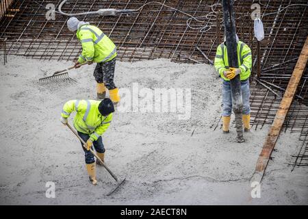 Baustelle, Betonieren, das Fundament eines Gebäudes ist betoniert, der Beton auf den Stahl beton Matten gepumpt, Stockfoto