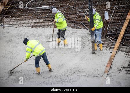 Baustelle, Betonieren, das Fundament eines Gebäudes ist betoniert, der Beton auf den Stahl beton Matten gepumpt, Stockfoto