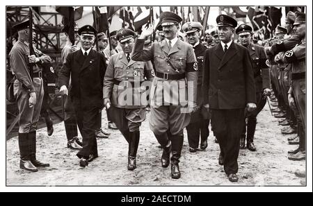 Jahrgang 1930 NS-Parade Adolf Hitler salute von Truppen an einem marinestützpunkt Zeremonie mit Martin Bormann auf seiner rechten Seite Deutschland Stockfoto