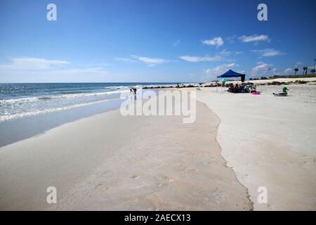 Wasser über Sand am Strand Marineland florida usa zurückziehen Stockfoto