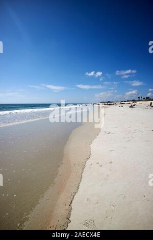 Wasser über Sand am Strand Marineland florida usa zurückziehen Stockfoto