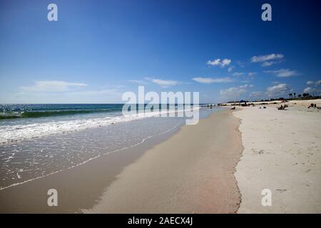 Wasser über Sand am Strand Marineland florida usa zurückziehen Stockfoto