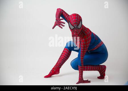 1. Dezember 2019. Israel, Tel Aviv. Spider-man auf weißem Hintergrund posiert Stockfoto