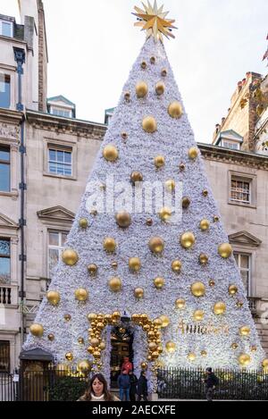 Annabel private Mitglieder Club mit hoch aufragenden Weihnachtsbaum geformte Dekoration auf der Vorderseite des Gebäudes. Berkley Square, Mayfair, London, England, Stockfoto