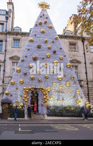 Annabel private Mitglieder Club mit hoch aufragenden Weihnachtsbaum geformte Dekoration auf der Vorderseite des Gebäudes. Berkley Square, Mayfair, London, England, Stockfoto