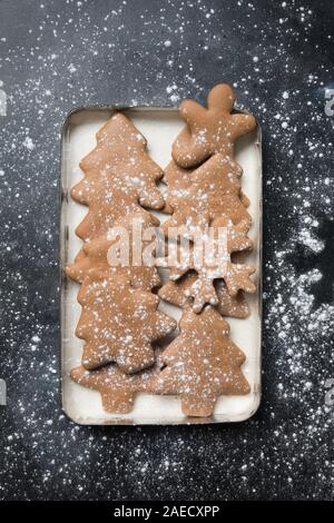Satz von Weihnachten Lebkuchen cookie andere Form auf Schwarz schneebedeckten Oberfläche. Blick von oben. Stockfoto