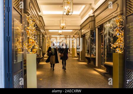 Weihnachtskäufer im Princes Arcade, Piccadilly, London, England, Großbritannien Stockfoto