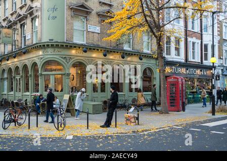 Menschen heraus und über an einem Samstag außerhalb der Coco Momo Café, Bar und Bistro in der Marylebone High Street, London, England, Großbritannien Stockfoto