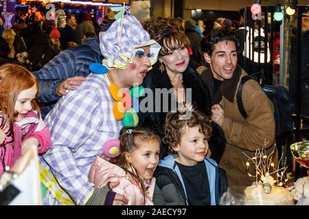 Lesen Tom Wilson und andere Berühmtheiten, die eine als Pantomime Dame gekleidet, wenn man einen Kuchen Konkurrenz an den 2019 Torbogen Christmas Festival, London, UK Stockfoto