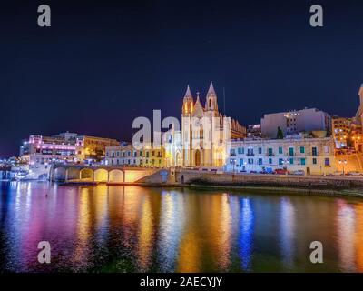 Kirche Unserer Lieben Frau vom Berge Karmel in der Nacht, St. Julians, Malta Stockfoto