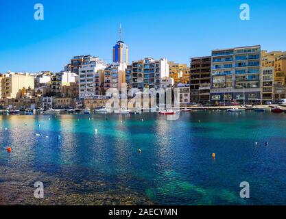 Blick auf die Stadt von St. Julians, Malta an der Spinola Bay Stockfoto