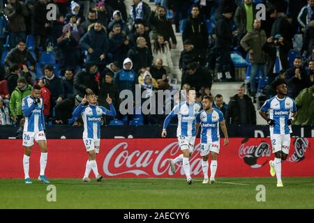 Das Estadio Municipal de Butarque, Madrid, Spanien. 8 Dez, 2019. Liga Fußball, Club Deportivo Leganes gegen Celta Vigo; Oscar Rodriguez (CD Leganes) feiert sein Ziel, die es (2, 0) La Liga Match zwischen CD Leganes vs Celta de Vigo am Städtischen de Butarque Stadion in Madrid, Spanien, 8. Dezember 2019. - Redaktionelle Guthaben verwenden: Aktion plus Sport/Alamy leben Nachrichten Stockfoto