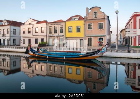 Traditionelle portugiesische Boot (Barcos moliceiros Ursprünglich für das Sammeln von Algen verwendet) im zentralen Kanal, Aveiro, Portugal in der Morgendämmerung günstig Stockfoto