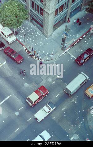 Los Angeles, Kalifornien, USA - 31. Dezember 1989: Vintage editorial Blick auf den Verkehr an der Grand Avenue und 6th Street in Downtown LA. Stockfoto