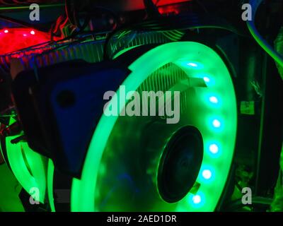 Moderne Computer Luftkühlung mit mehrfarbiger LED-Hintergrundbeleuchtung - Lüfter, Kühlern, Kabel, Boards, close-up. Stockfoto