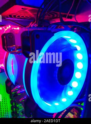 Moderne Computer Luftkühlung mit mehrfarbiger LED-Hintergrundbeleuchtung - Lüfter, Kühlern, Kabel, Boards, close-up. Stockfoto