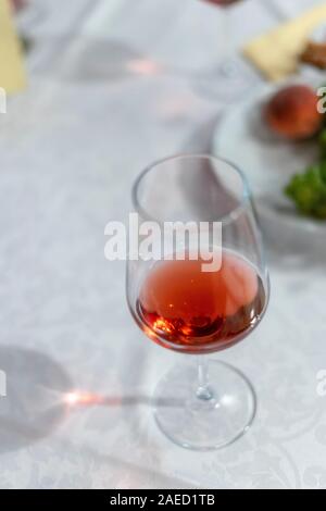 Spezielle Slowenische Wein Cvicek in einem Glas Stockfoto