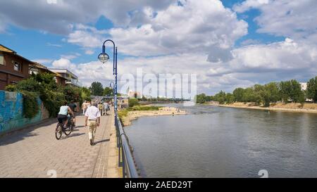 Die Spaziergänger auf der Promenade am Ufer der Elbe in Magdeburg. Stockfoto