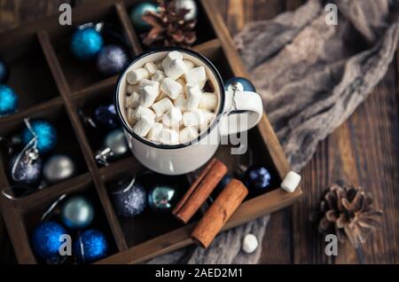 Tasse Kaffee und Eibisch und Blau Weihnachten Kugeln auf Holz- Hintergrund. Winter Card Urlaub Stockfoto