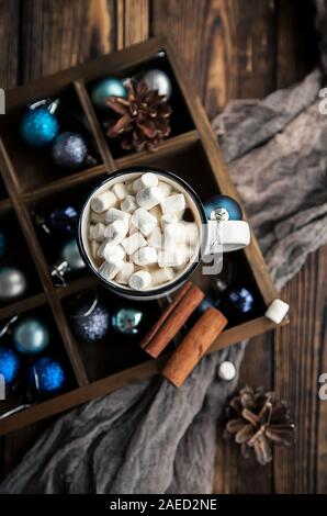 Tasse Kaffee und Eibisch und Blau Weihnachten Kugeln auf Holz- Hintergrund. Winter Card Urlaub Stockfoto