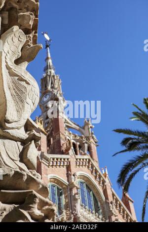 Externe Stein Merkmal des Hospital de la Santa Crei i Sant Pau mit detaillierten Turm in Soft Focus hinter sich. Stockfoto