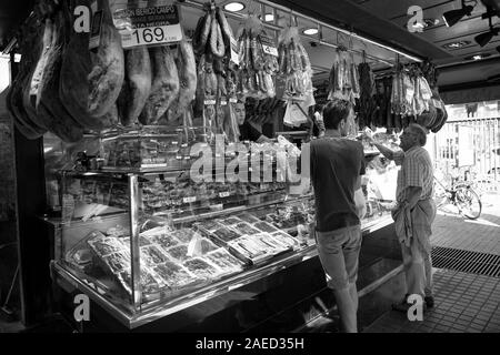 Monochromes Bild eines gut sortierten Fleisch Stall im Mercado de La Boqueria im Herzen von Barcelona. Stockfoto