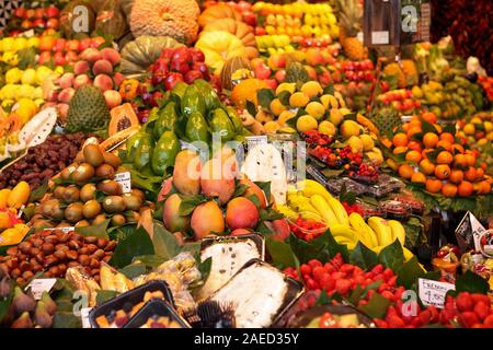 Eine sehr bunte Darstellung und Querschnitt der selbst angebauten spanischen Obst und Gemüse hier gesehen auf einem Marktstand in Mercado de La Boqueria. Stockfoto