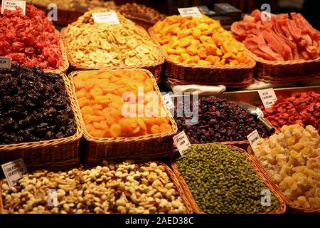 Gefangen im Mercado de La Boqueria (Markt) in Barcelona ist eine große Vielfalt von lokal angebauten und hergestellten Lebensmittel zu öffnen. Stockfoto